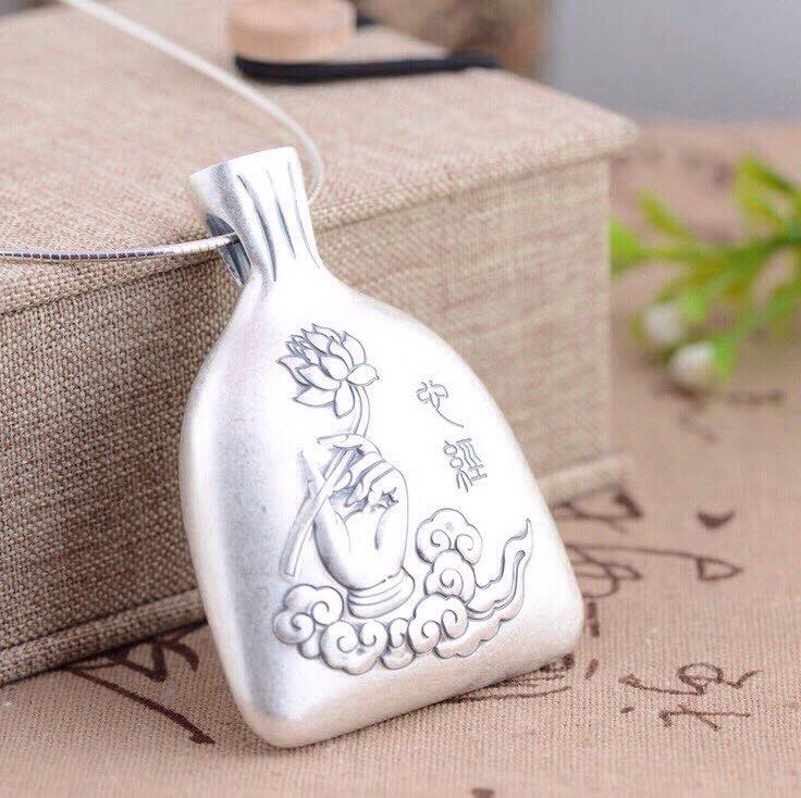 Mặt dây chuyền khắc liên hoa, Phật thủ và Bát Nhã Tâm Kinh