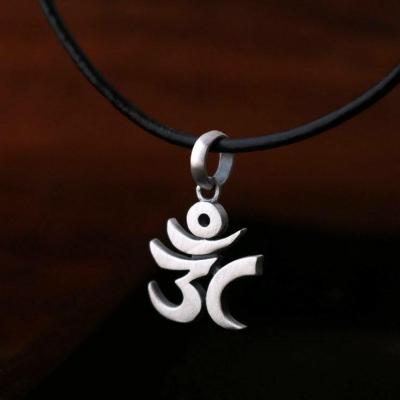 Mặt bạc khắc thần chú Om may mắn